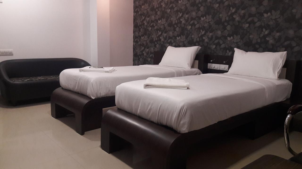 Hotel Naivedya Аурангабад Екстериор снимка