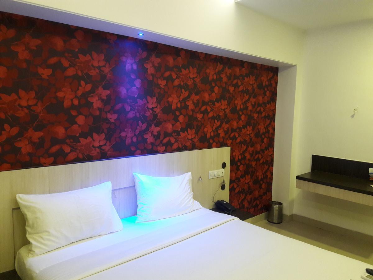 Hotel Naivedya Аурангабад Екстериор снимка